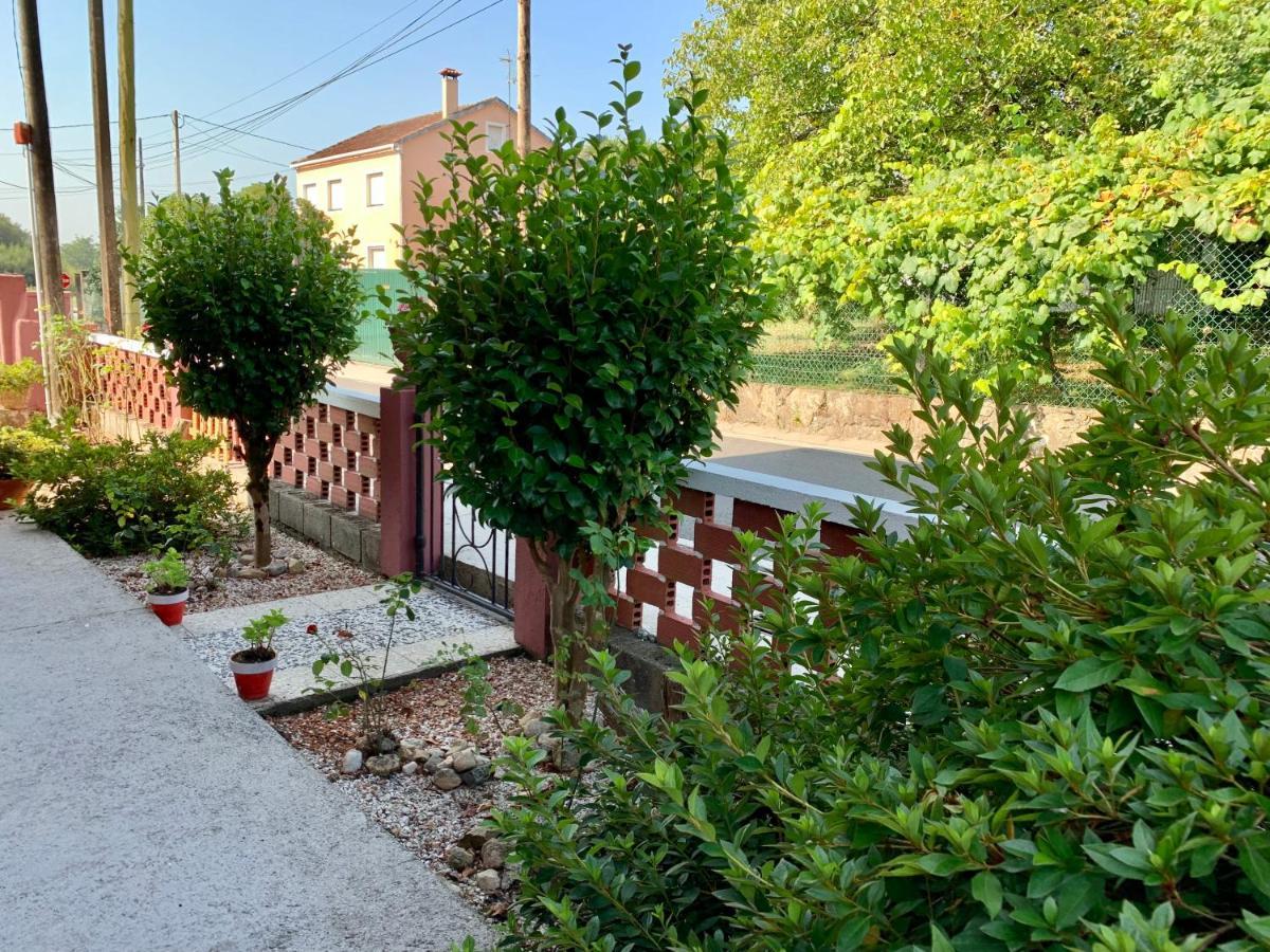 A Casa Vermella Con Jardin A 10 Minutos De Santiago De Compostela Appartement Ortono Buitenkant foto