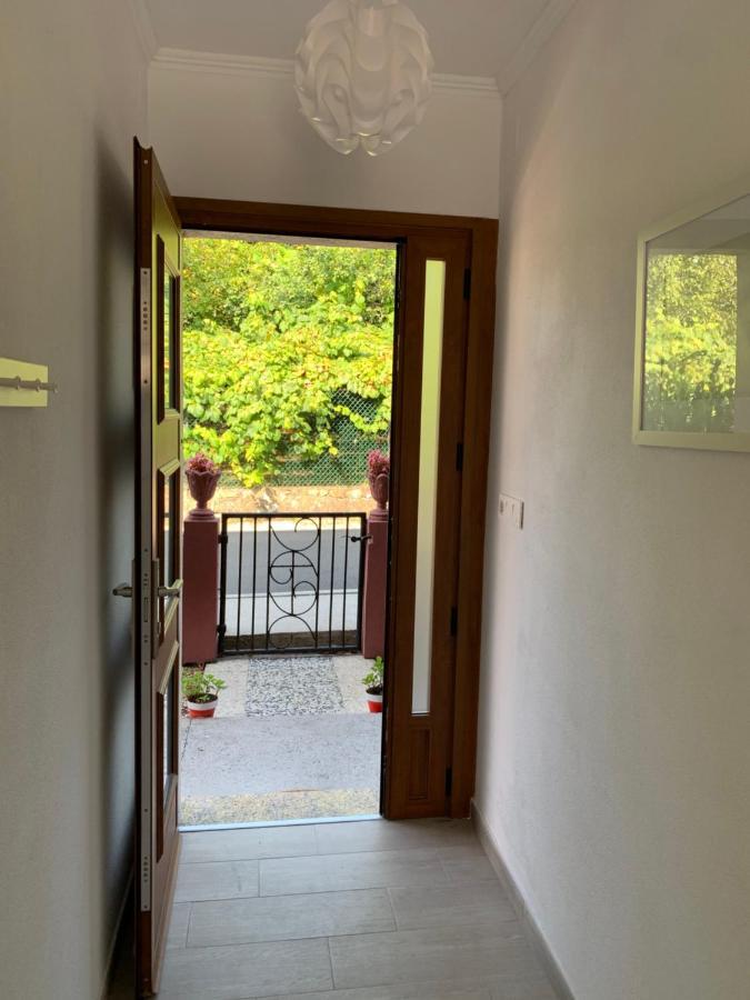 A Casa Vermella Con Jardin A 10 Minutos De Santiago De Compostela Appartement Ortono Buitenkant foto