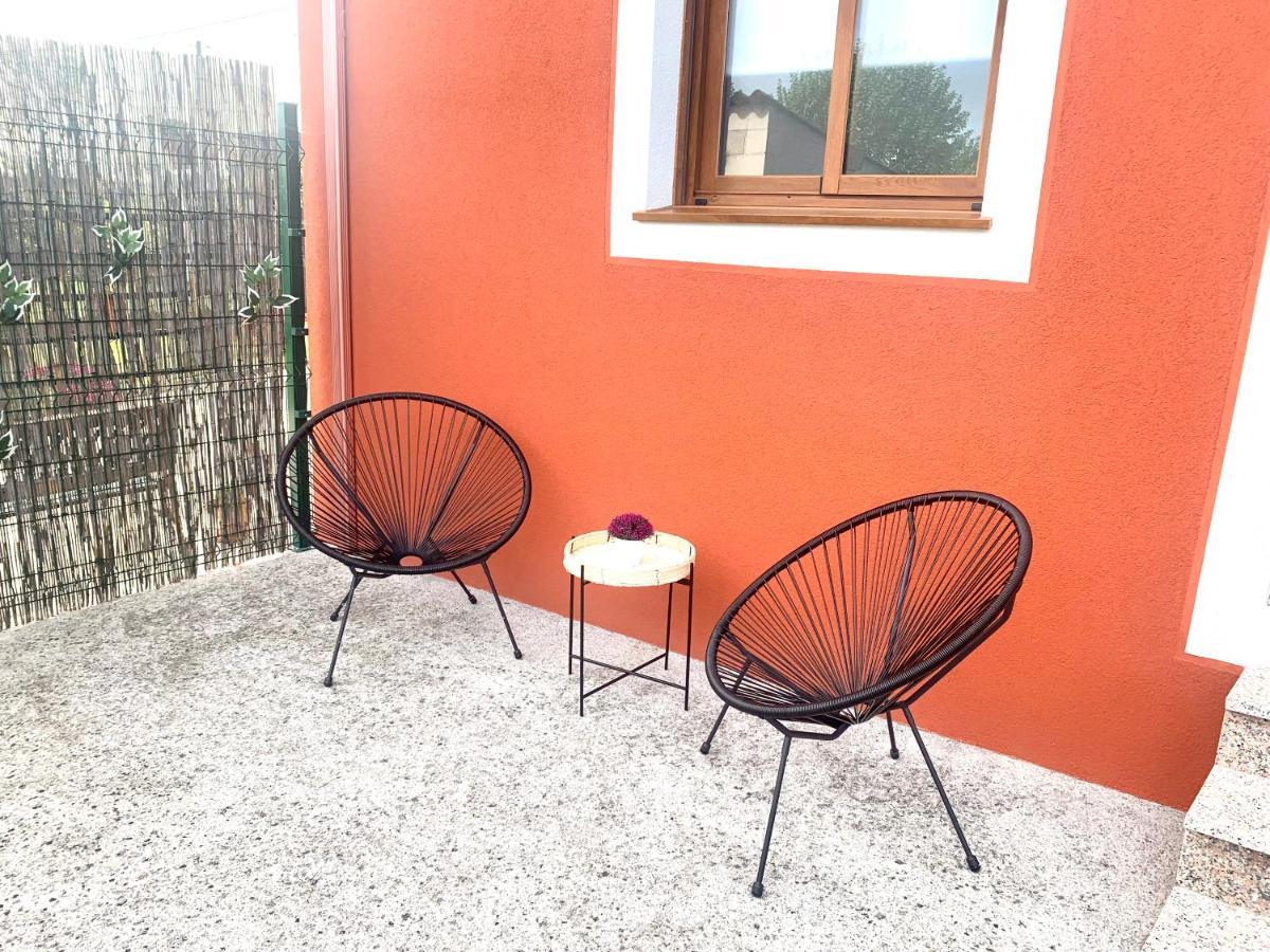 A Casa Vermella Con Jardin A 10 Minutos De Santiago De Compostela Appartement Ortono Buitenkant foto